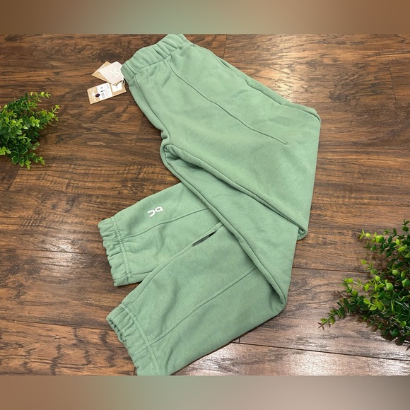 On Running Green Track Pants - Picture 2 of 6
